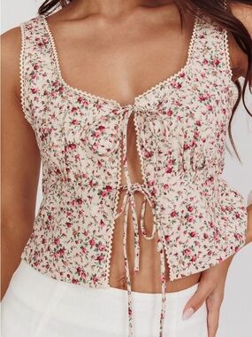 Selfie Leslie Floral Tie-Front Crop Tank Top - Cream with Pink Rose Print
